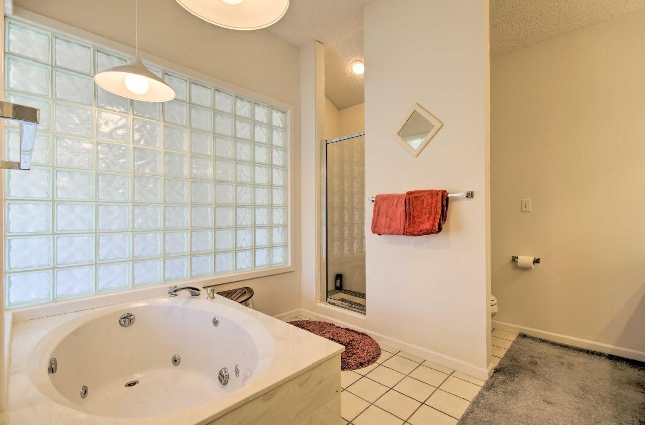 Bright Waterfront Condo With Resort Amenities! เลกโอซาร์ก ภายนอก รูปภาพ